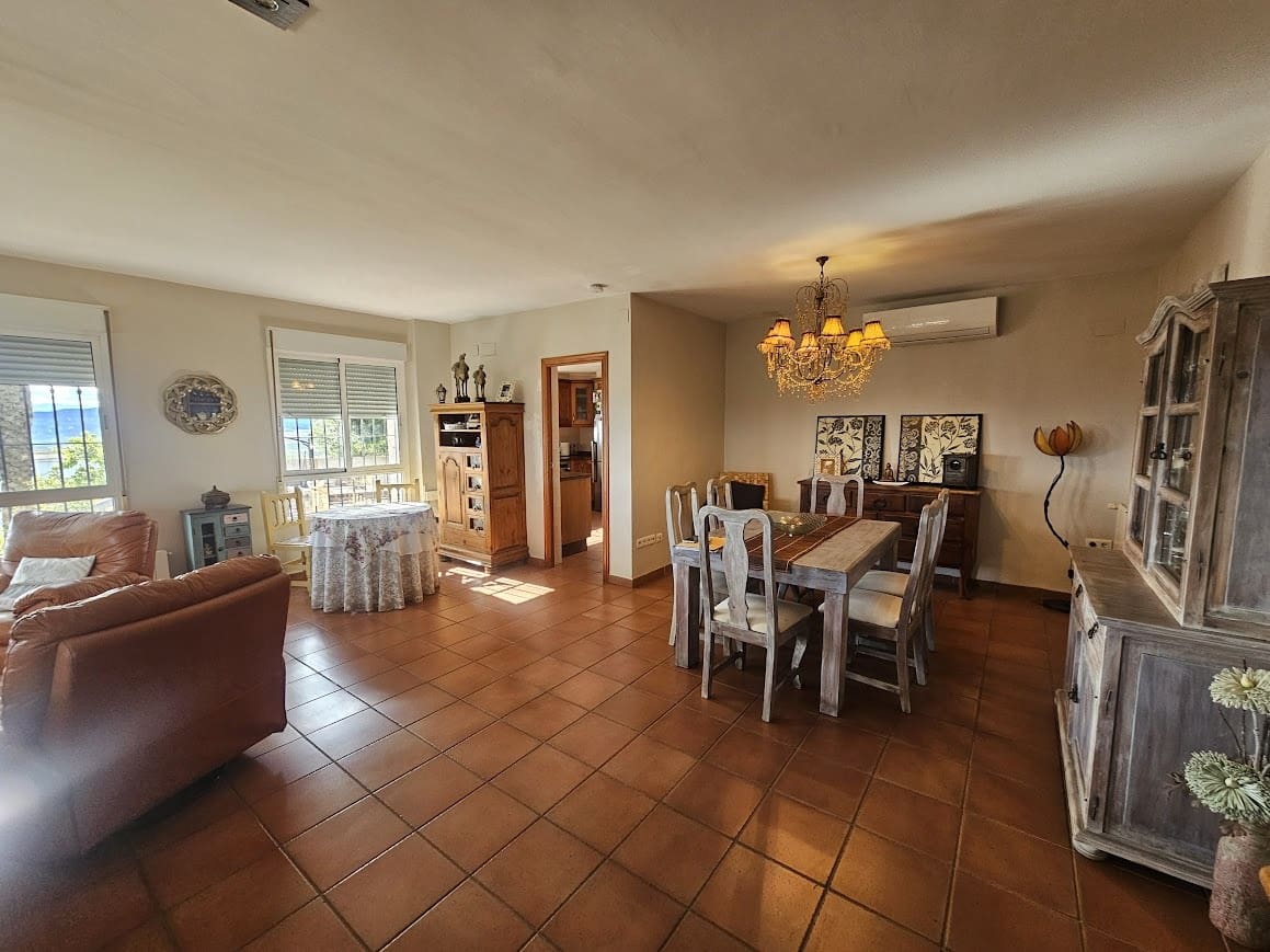4 bedroom Villa for sale in Alberic with pool - € 325,000 (Ref: 10049622)