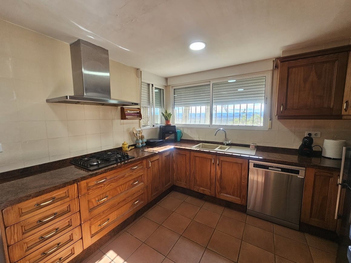 4 bedroom Villa for sale in Alberic with pool - € 325,000 (Ref: 10049622)