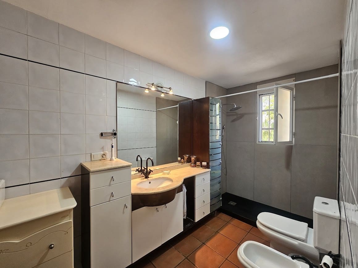 4 bedroom Villa for sale in Alberic with pool - € 325,000 (Ref: 10049622)
