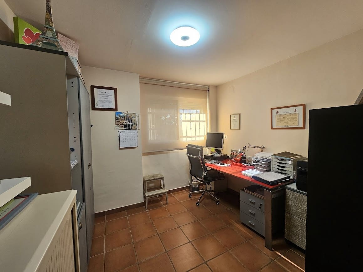 4 bedroom Villa for sale in Alberic with pool - € 325,000 (Ref: 10049622)