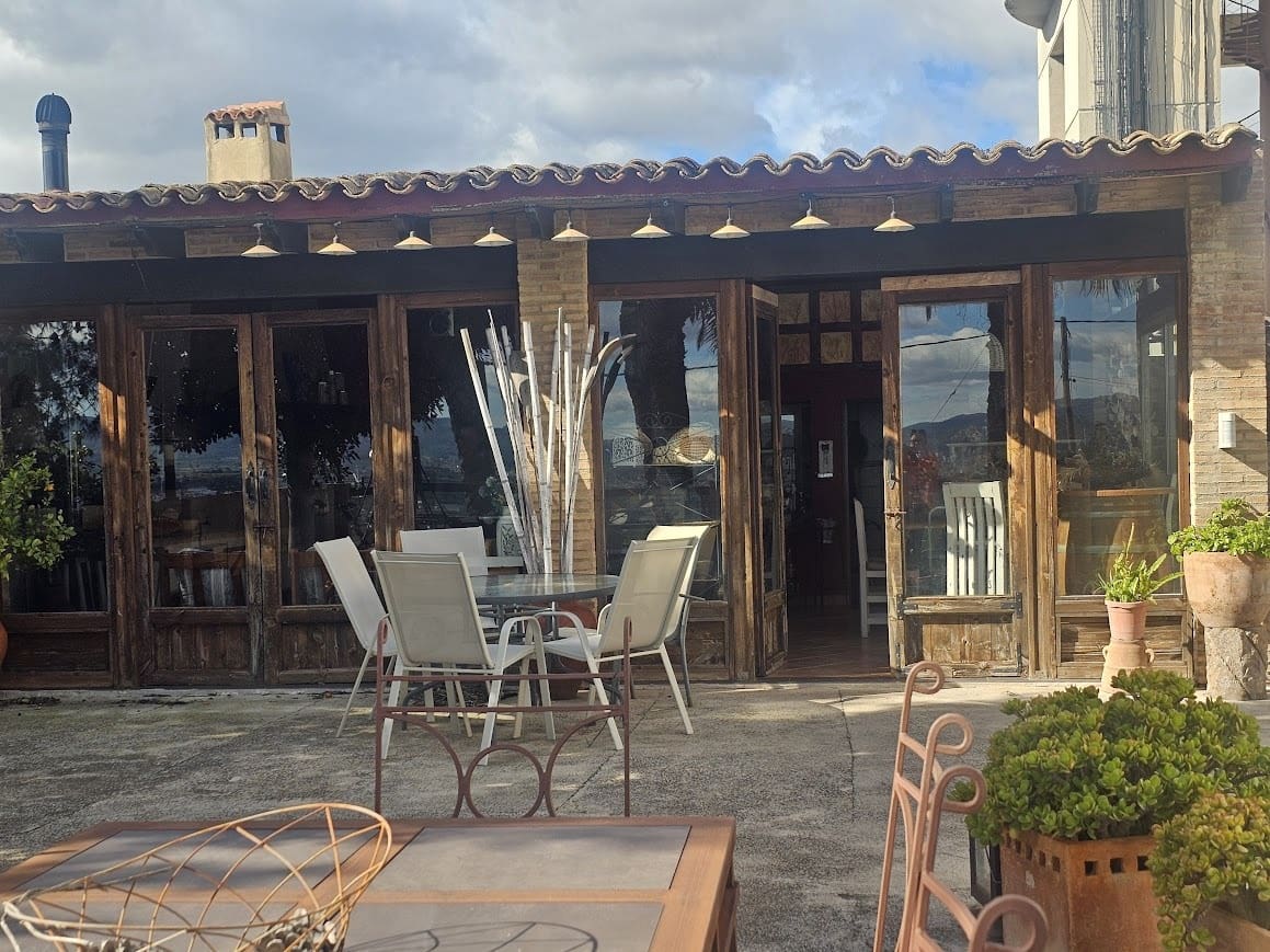 4 bedroom Villa for sale in Alberic with pool - € 325,000 (Ref: 10049622)