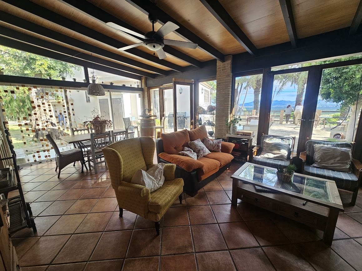 4 bedroom Villa for sale in Alberic with pool - € 325,000 (Ref: 10049622)