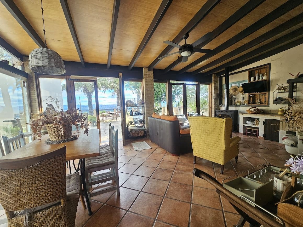 4 bedroom Villa for sale in Alberic with pool - € 325,000 (Ref: 10049622)