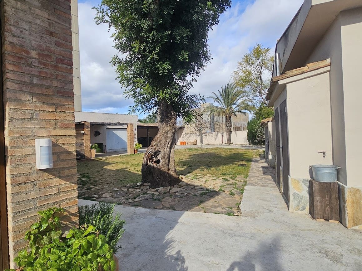 4 bedroom Villa for sale in Alberic with pool - € 325,000 (Ref: 10049622)