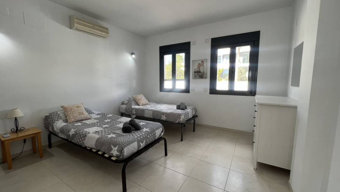 4 bedroom Villa for sale in Moraira with pool - € 949,000 (Ref: 7929612)