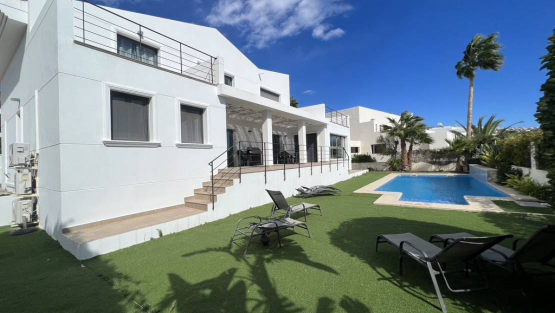 4 bedroom Villa for sale in Moraira with pool - € 949,000 (Ref: 7929612)