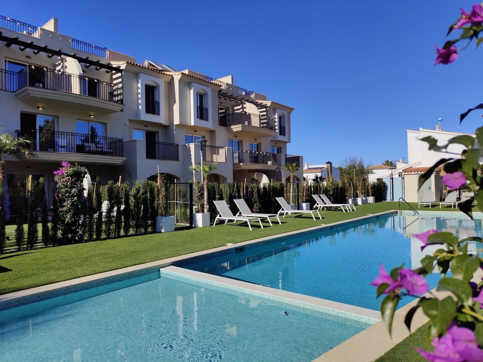 2 slaapkamer Penthouse te koop in Denia met zwembad - € 380.000 (Ref: 8117157)