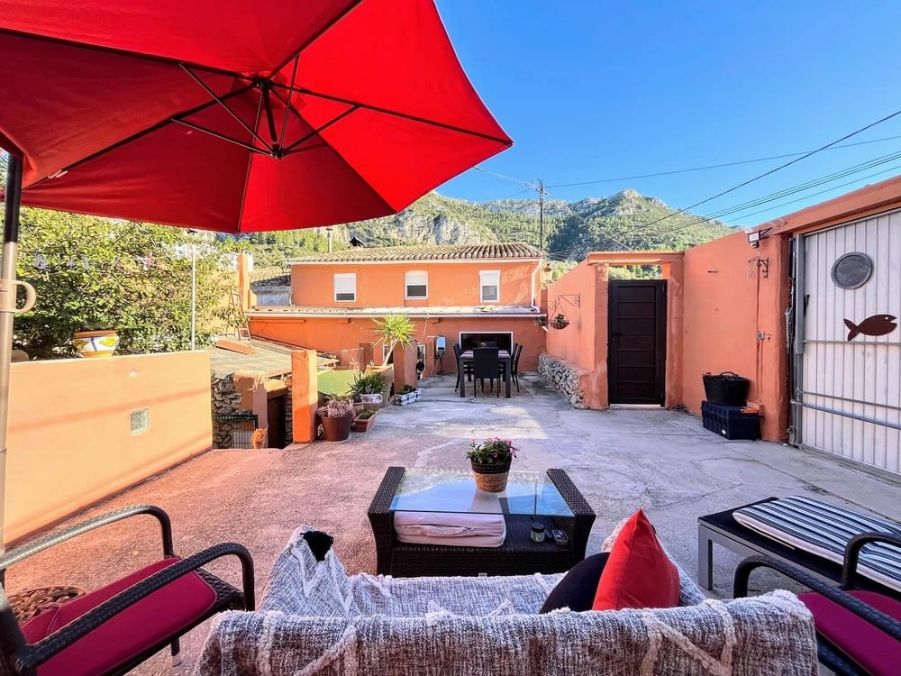 5 soveværelse Byhus til salg i Llosa de Camacho - € 215.000 (Ref: 9084608)