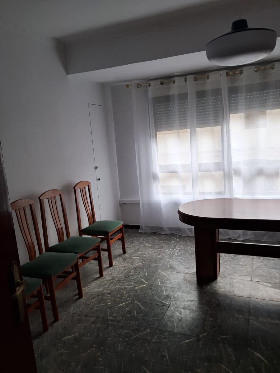 4 Zimmer Apartment zu vermieten in Oliva - 700 € (Ref: 9969118)