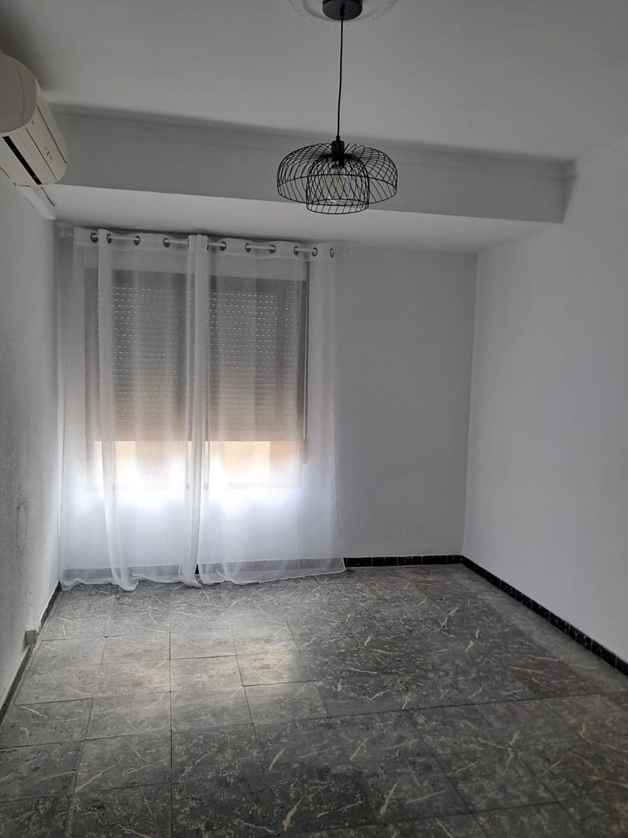 4 Zimmer Apartment zu vermieten in Oliva - 700 € (Ref: 9969118)