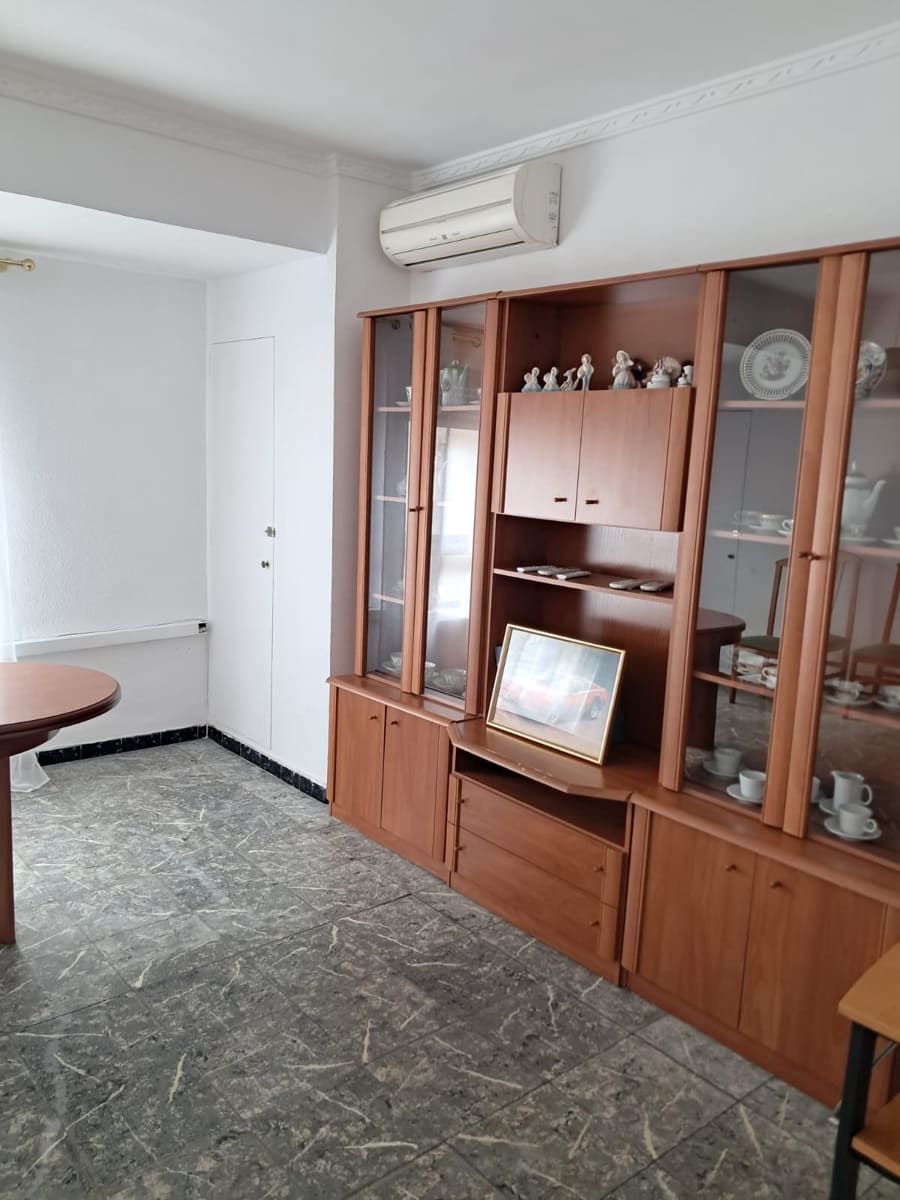 4 Zimmer Apartment zu vermieten in Oliva - 700 € (Ref: 9969118)