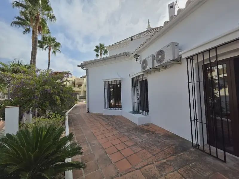 3 makuuhuone Omakotitalo vuokrattavana paikassa Nerja mukana uima-altaan 
autotalli - 1 500 € (Ref: 10045815)
