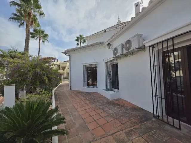3 makuuhuone Omakotitalo vuokrattavana paikassa Burriana, Nerja mukana uima-altaan 
autotalli - 1 500 € (Ref: 10045815)