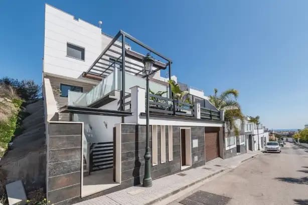3 quarto Moradia para arrendar em Nerja com piscina garagem - 2 100 € (Ref: 10046244)