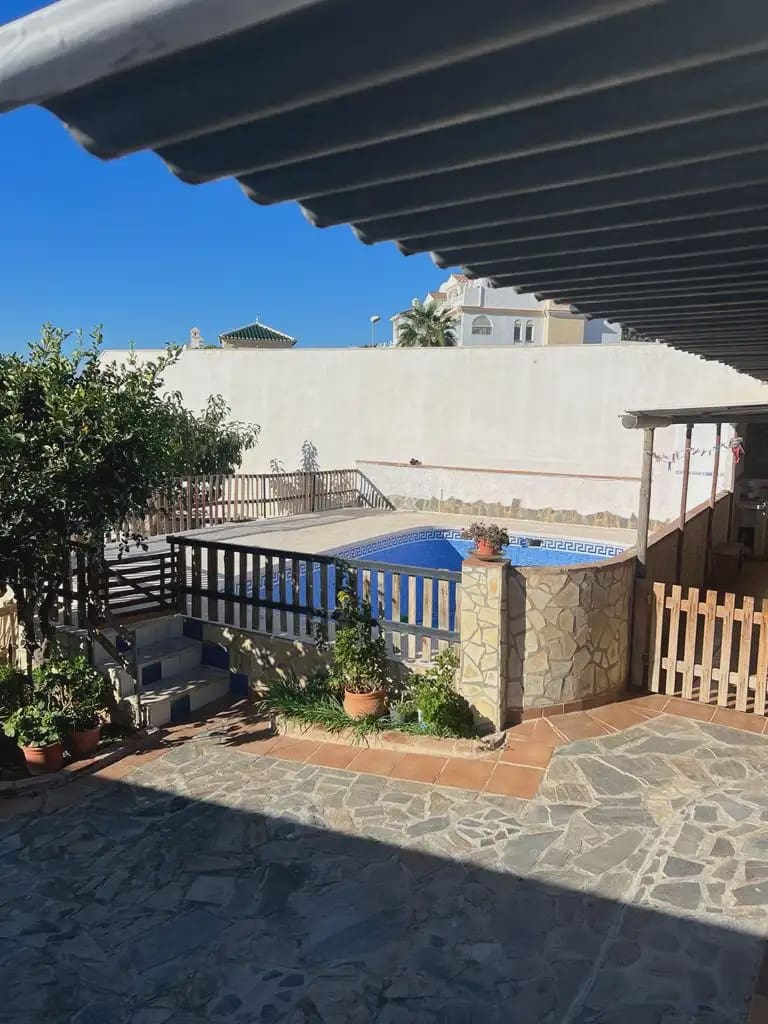 3 soveværelse Villa til leje i Torrox med swimmingpool garage - € 1.000 (Ref: 10165617)
