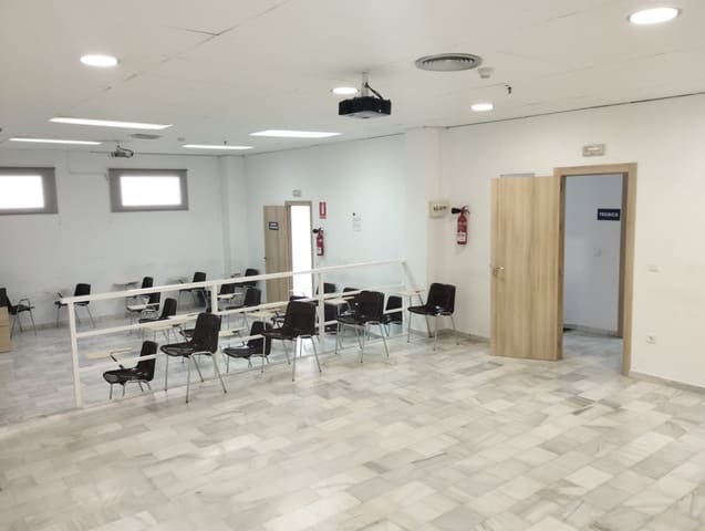 Commercieel te koop in Avda Pescia - Ctra de Frigiliana, Nerja - € 199.900 (Ref: 7657462)