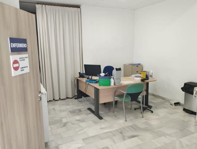 Commercieel te koop in Avda Pescia - Ctra de Frigiliana, Nerja - € 199.900 (Ref: 7657462)