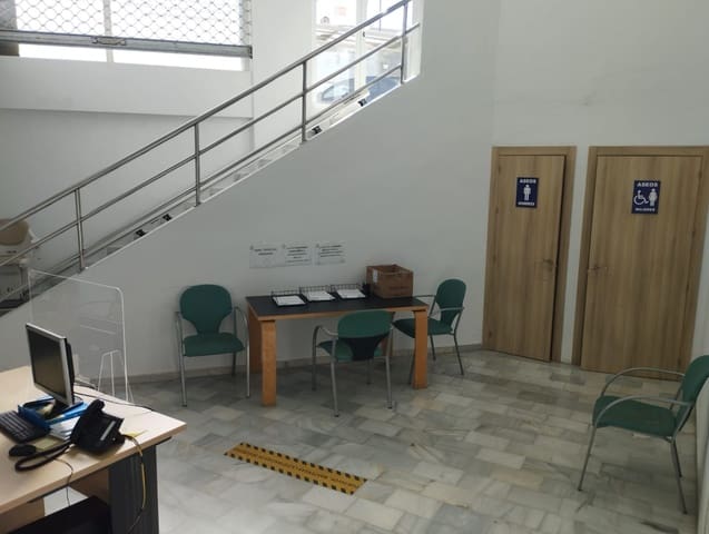 Commercieel te koop in Avda Pescia - Ctra de Frigiliana, Nerja - € 199.900 (Ref: 7657462)