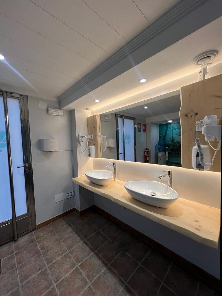 Kommersiell til salgs i Nerja - € 550 000 (Ref: 8142591)