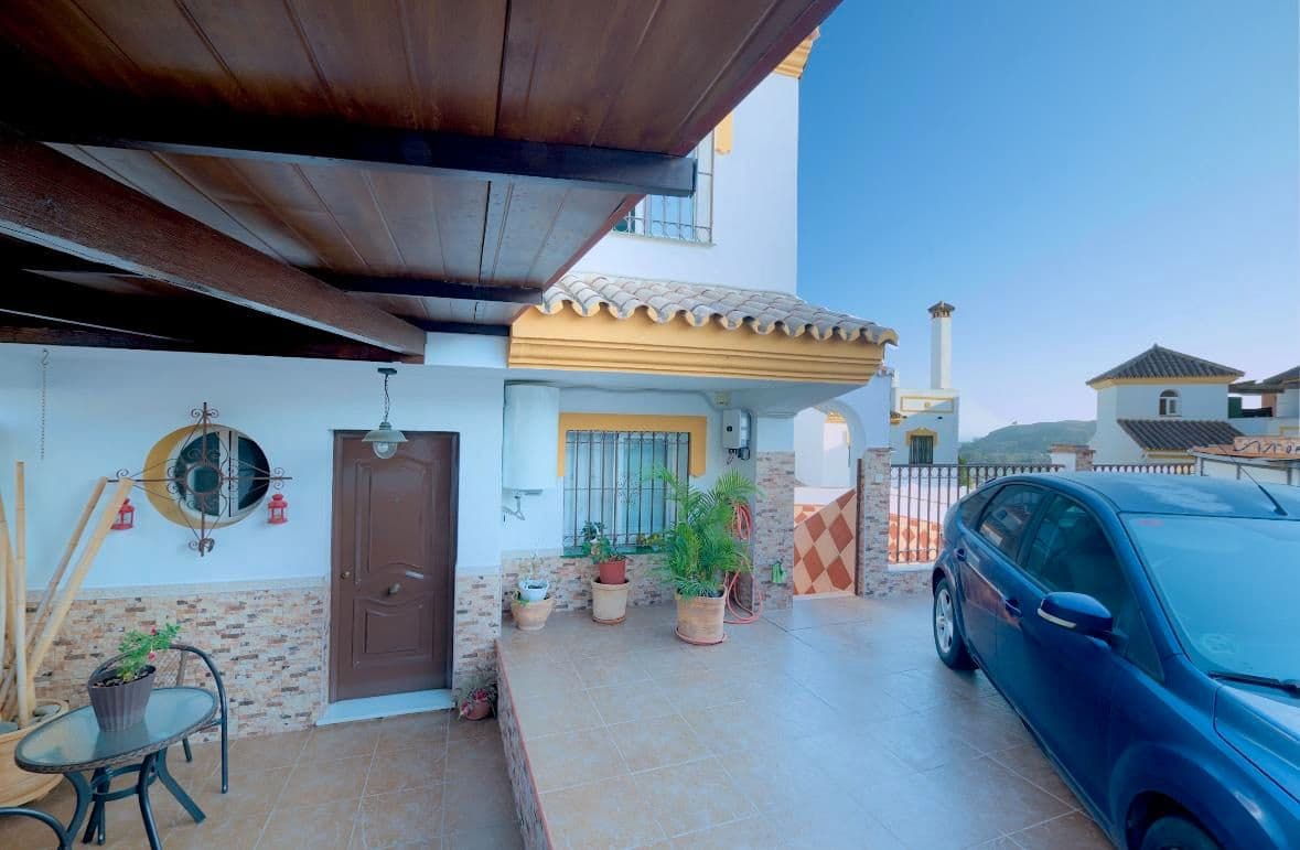 4 soveværelse Villa til salg i Velez-Malaga med swimmingpool garage - € 410.000 (Ref: 8802677)