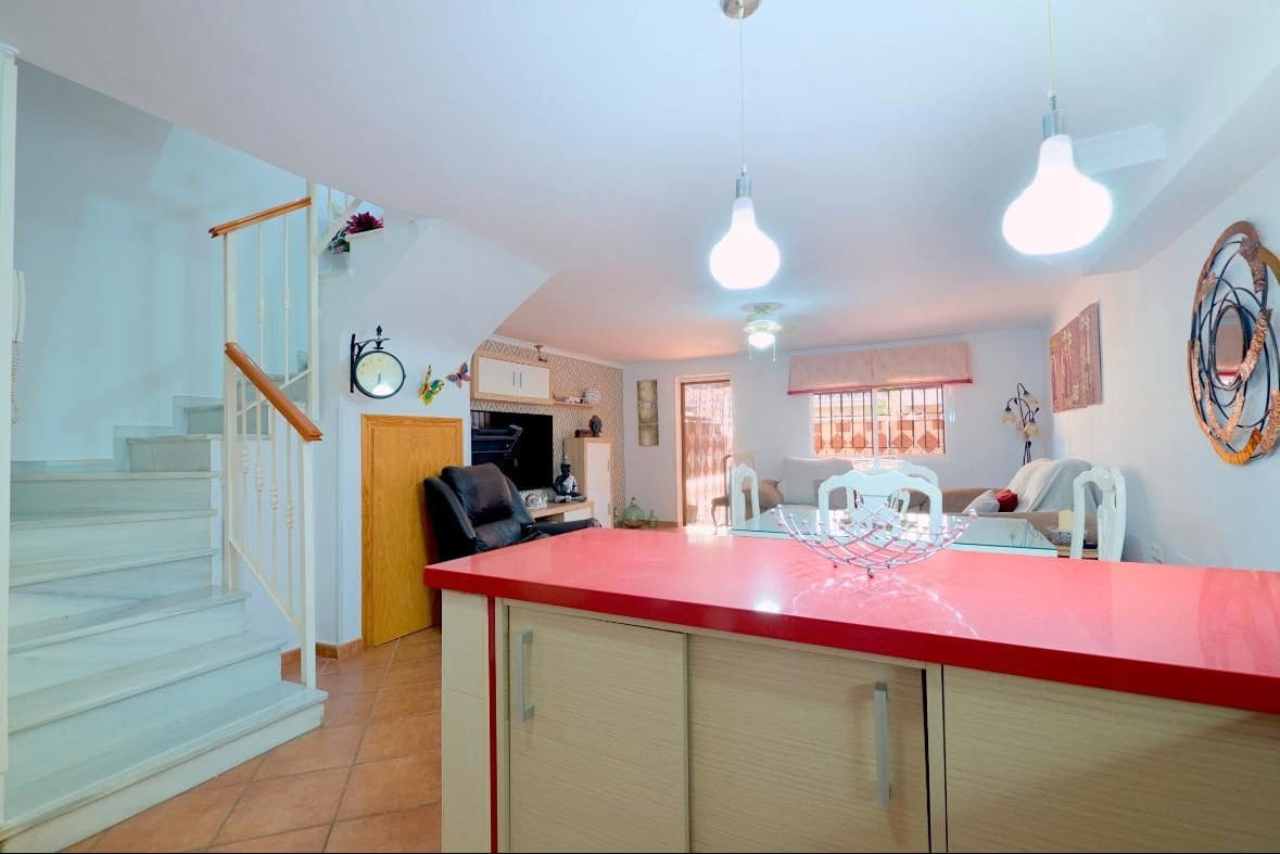 4 soveværelse Villa til salg i Velez-Malaga med swimmingpool garage - € 410.000 (Ref: 8802677)