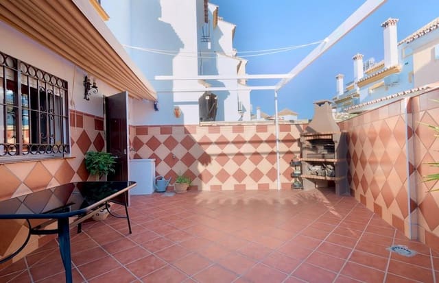 4 soveværelse Villa til salg i Torre del Mar, Vélez-Málaga med swimmingpool garage - € 410.000 (Ref: 8802677)