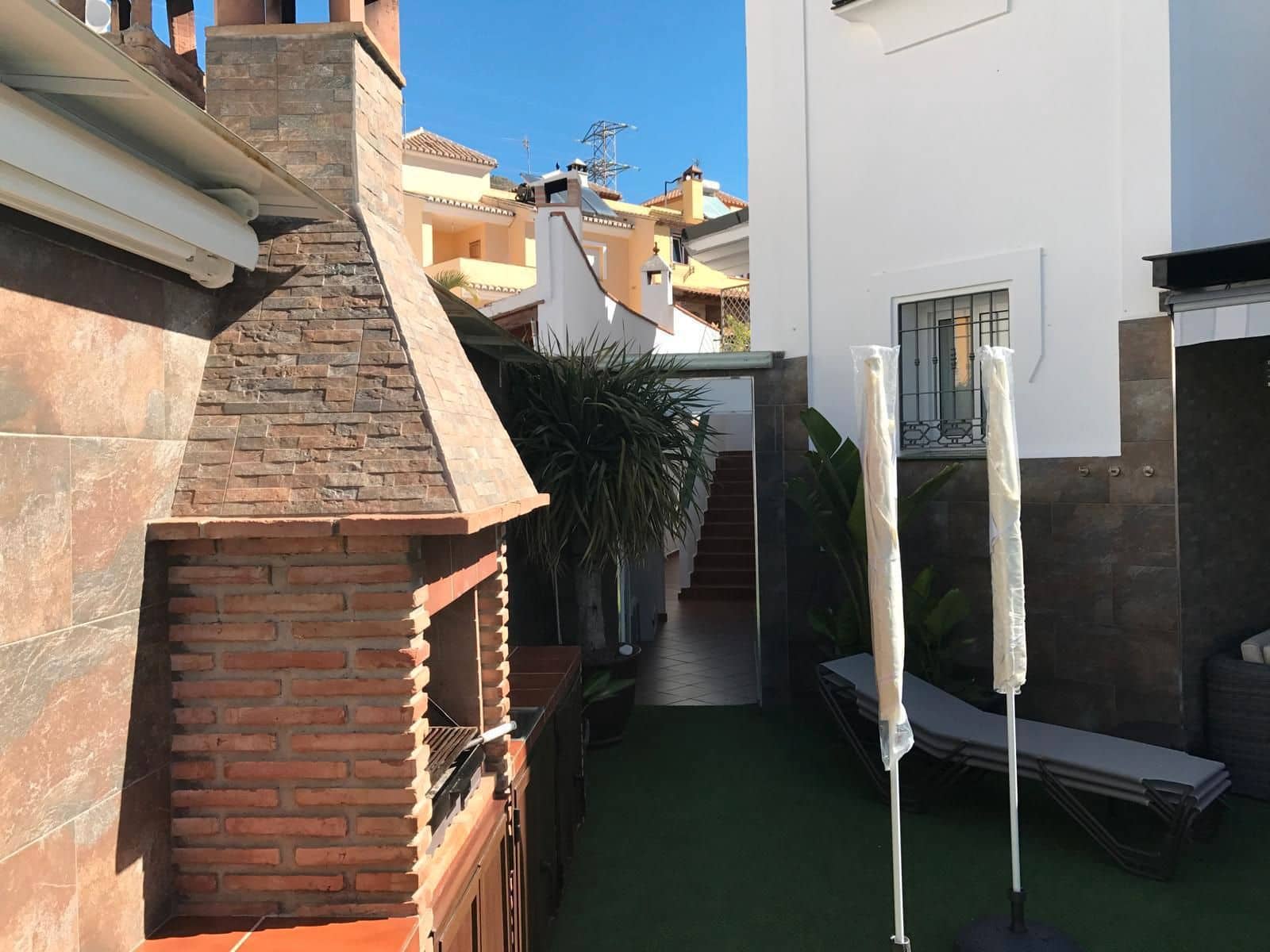 5 soveværelse Villa til salg i Nerja med swimmingpool - € 750.000 (Ref: 8909661)