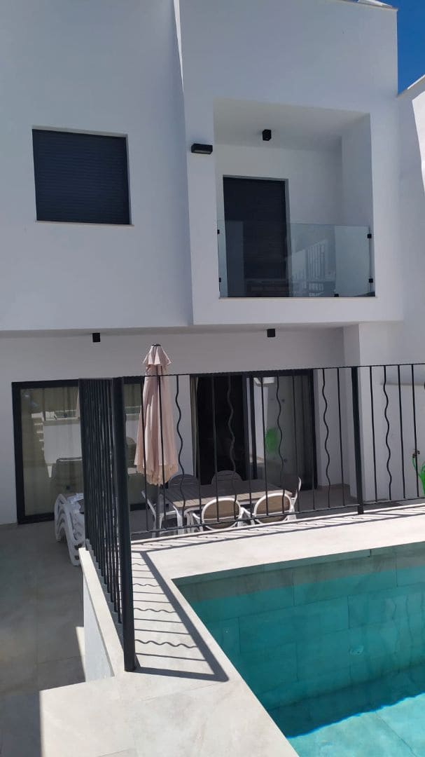 3 soveværelse Semi-Rækkehus til leje i Nerja med garage - € 2.200 (Ref: 8998139)