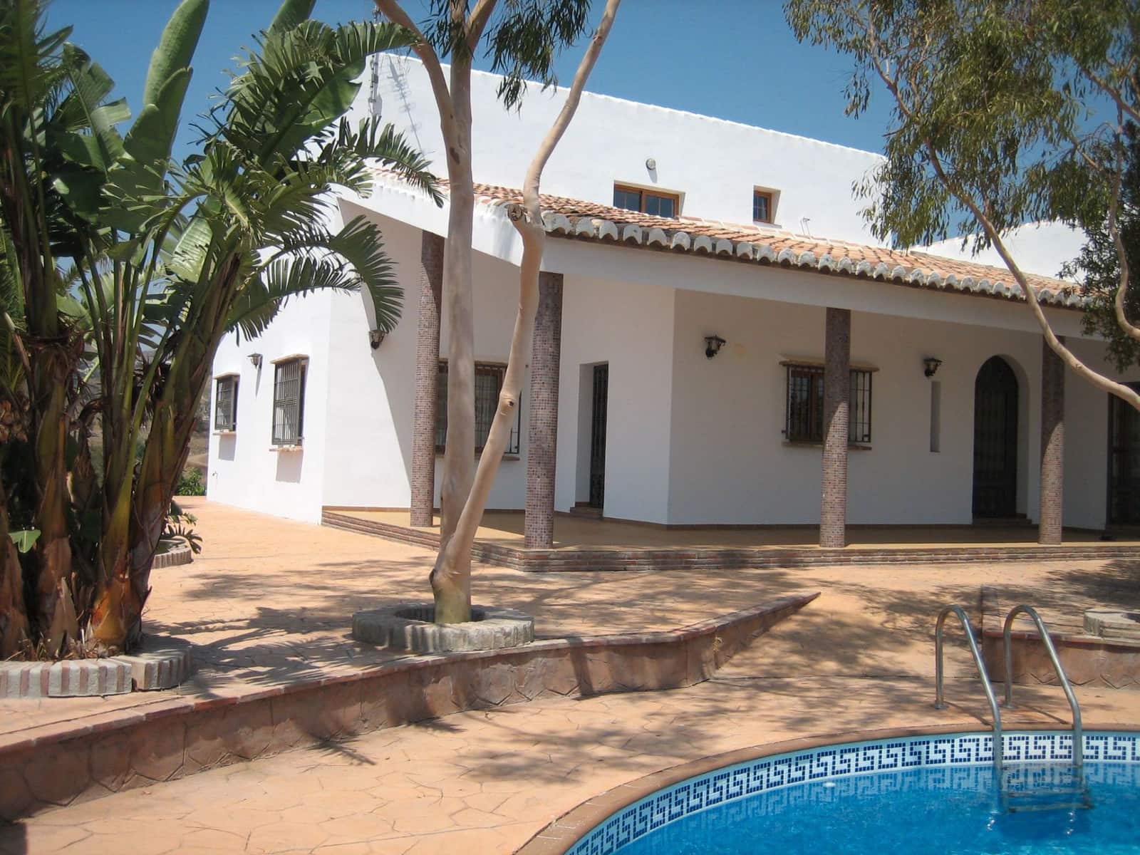Villa/Maison de 3 chambres à louer à Velez-Malaga avec piscine garage - 2 600 € (Ref: 9096993)