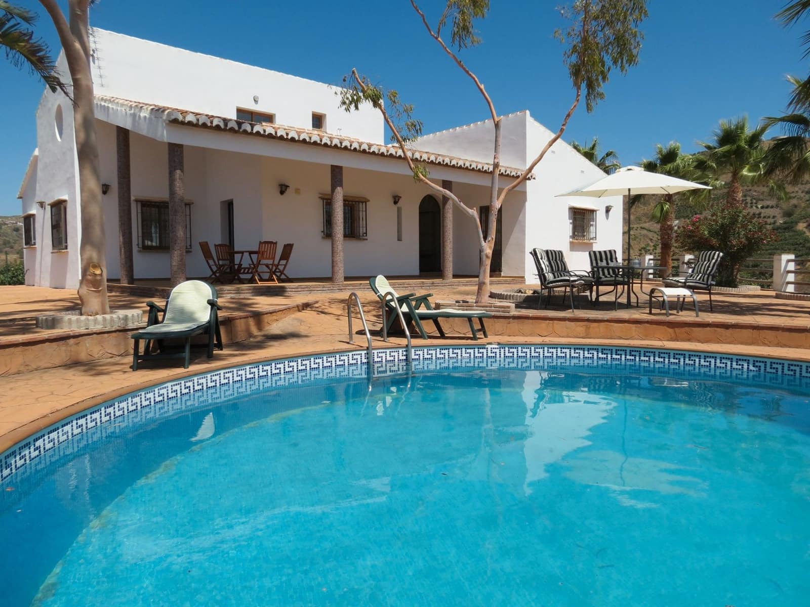 Villa/Maison de 3 chambres à louer à Velez-Malaga avec piscine garage - 2 600 € (Ref: 9096993)