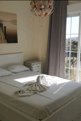 2 soverom Villa til leie i Avda Pescia - Ctra de Frigiliana, Nerja med svømmebasseng garasje - € 1 300 (Ref: 9296164)