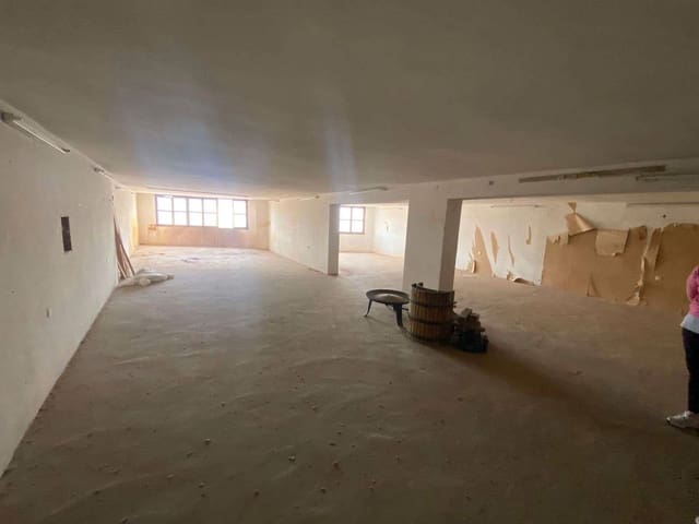 Kaupallinen myytävänä paikassa Benamocarra - 135 000 € (Ref: 9369026)