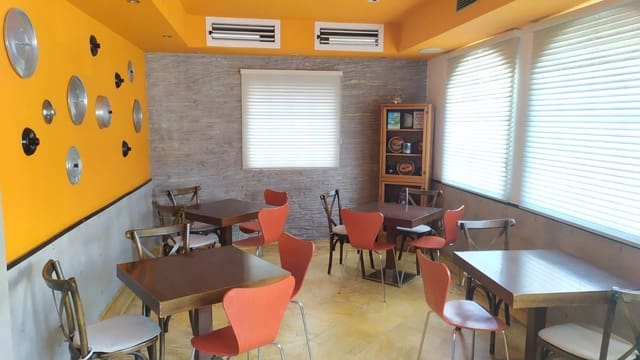 Local Commercial à louer à Avda Pescia - Ctra de Frigiliana, Nerja - 1 800 € (Ref: 9453594)