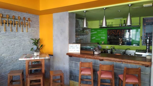 Local Commercial à louer à Avda Pescia - Ctra de Frigiliana, Nerja - 1 800 € (Ref: 9453594)