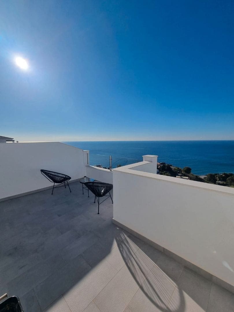 3 soverom Penthouse til salgs i Nerja med svømmebasseng garasje - € 479 000 (Ref: 9556144)
