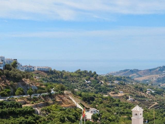 2 bedroom Penthouse for rent in Frigiliana with pool - € 1,200 (Ref: 9590393)