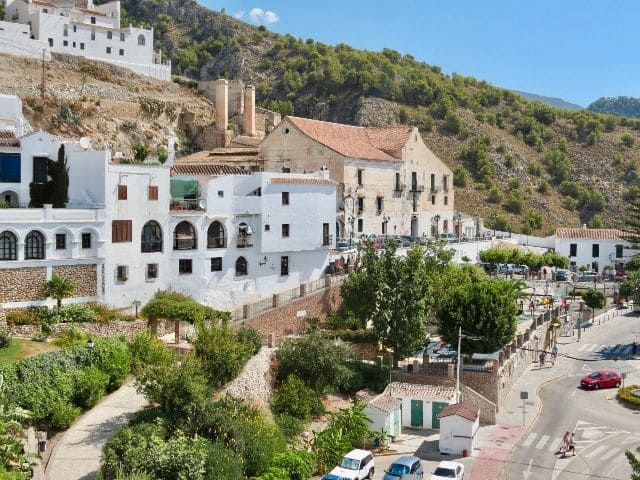 2 bedroom Penthouse for rent in Frigiliana with pool - € 1,200 (Ref: 9590393)
