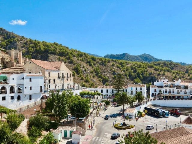 2 bedroom Penthouse for rent in Frigiliana with pool - € 1,200 (Ref: 9590393)
