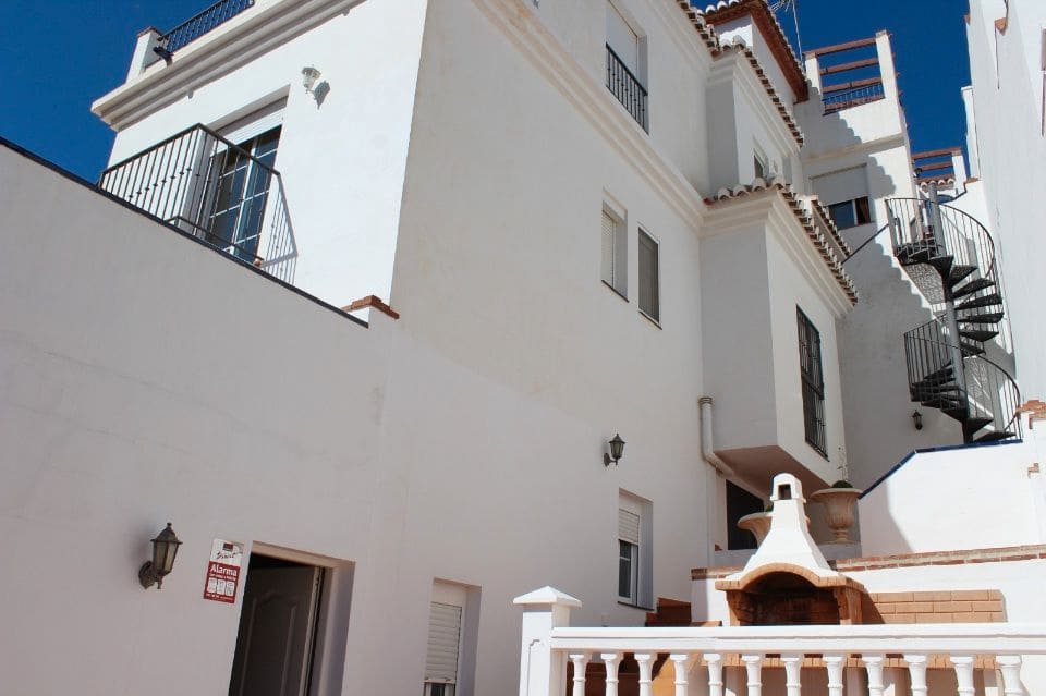 4 soveværelse Semi-Rækkehus til salg i Frigiliana med swimmingpool garage - € 415.000 (Ref: 9613893)