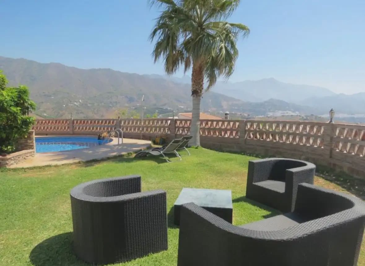 3 soveværelse Villa til leje i Frigiliana med swimmingpool garage - € 2.600 (Ref: 9802726)