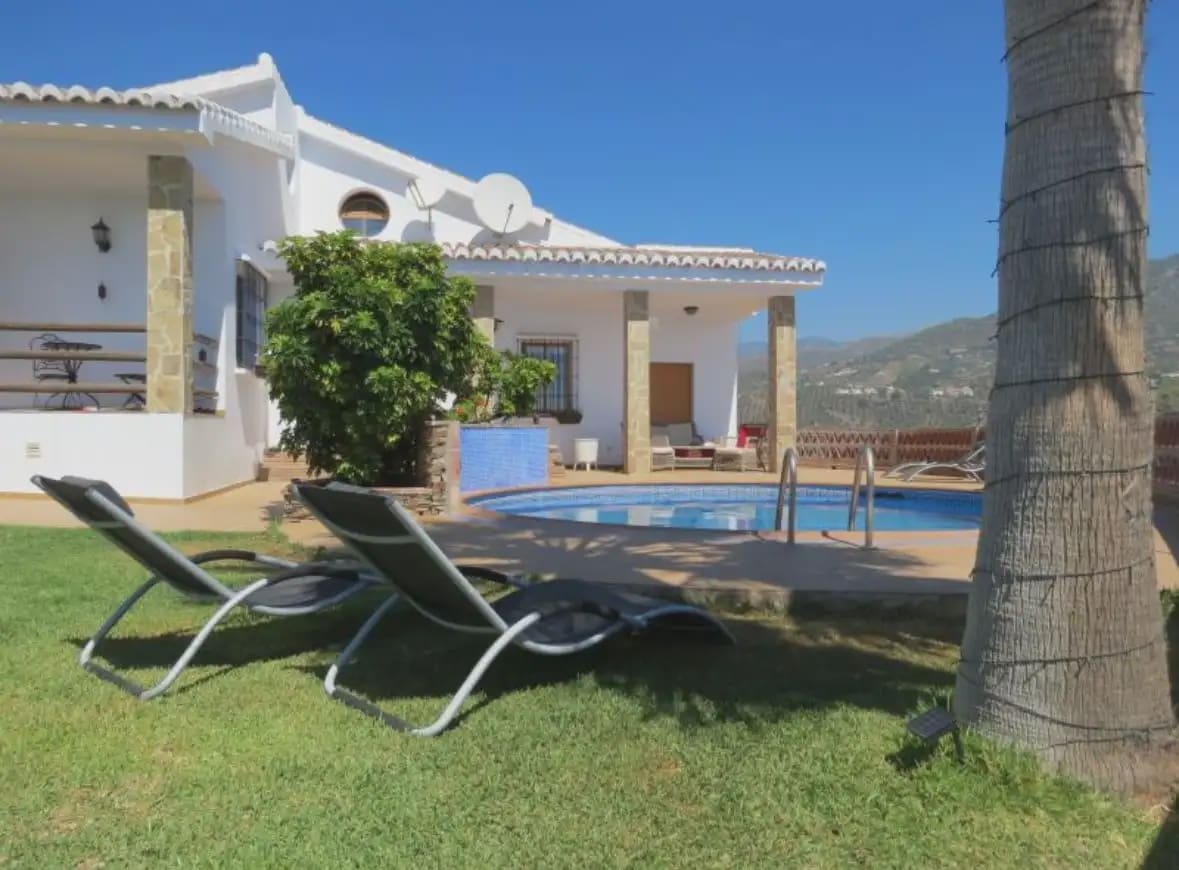 3 soveværelse Villa til leje i Frigiliana med swimmingpool garage - € 2.600 (Ref: 9802726)