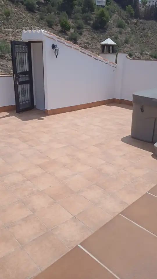 2 bedroom Townhouse for rent in Frigiliana with pool - € 850 (Ref: 9805624)