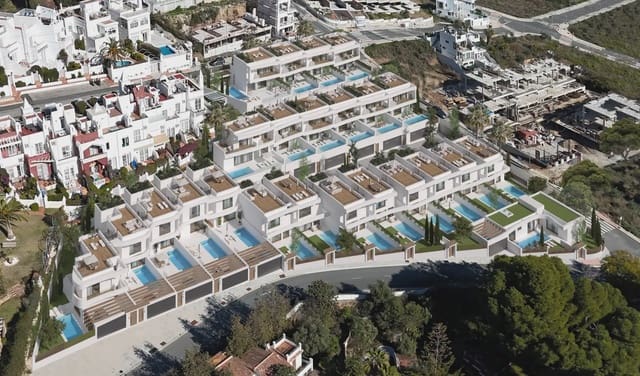 3 slaapkamer Rijtjeshuis te koop in Capistrano, Nerja met zwembad garage - € 610.000 (Ref: 9991867)
