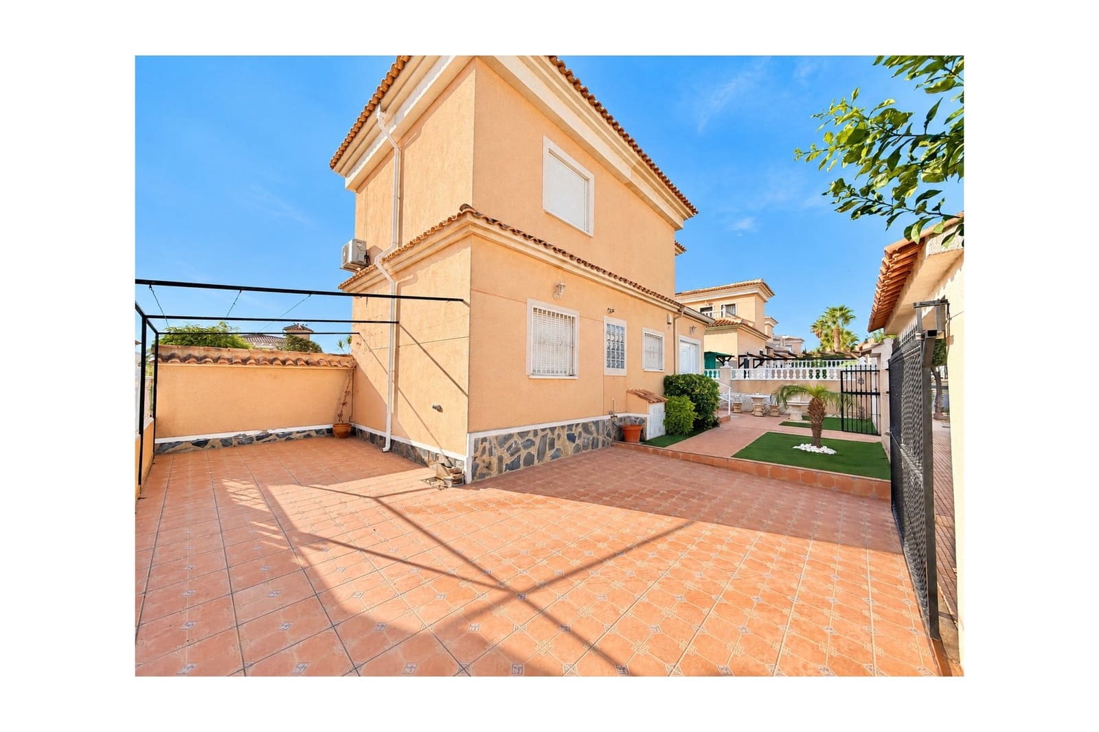 Chalet de 4 habitaciones en La Marina en venta con piscina garaje - 375.000 € (Ref: 10054665)