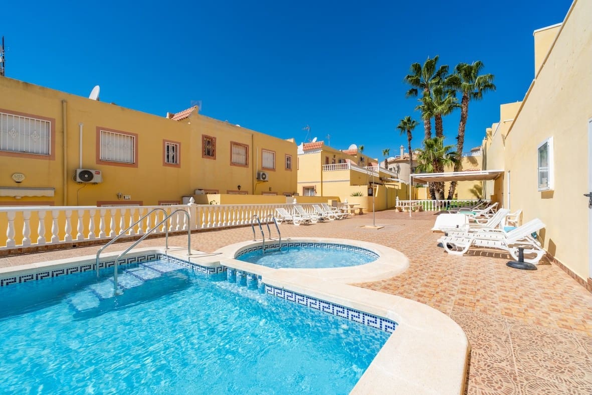 Casa de 2 habitaciones en Villamartin en venta con piscina - 229.800 € (Ref: 10104328)