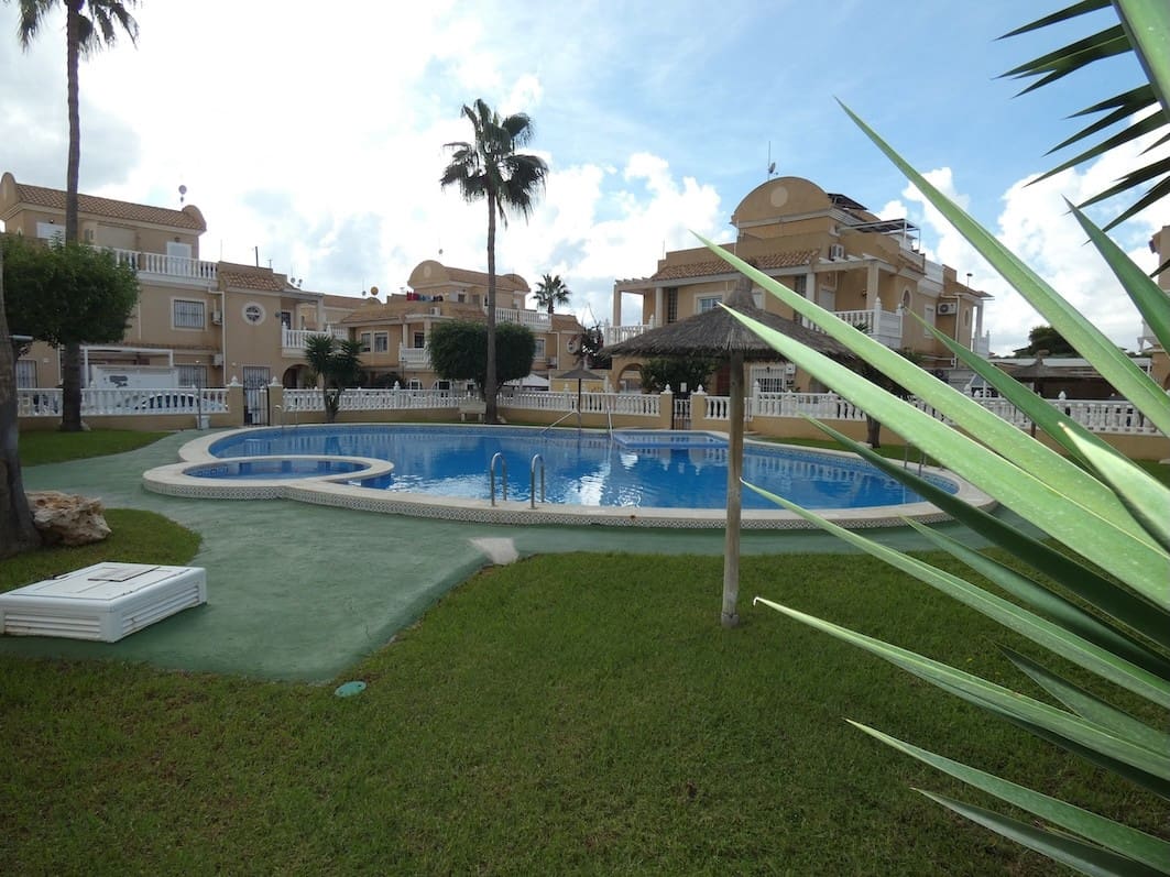 3 makuuhuone Omakotitalo myytävänä paikassa Cabo Roig mukana uima-altaan - 249 995 € (Ref: 10158711)