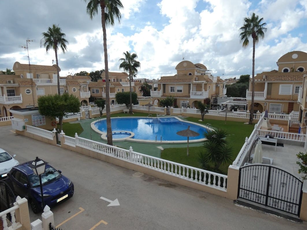 3 makuuhuone Omakotitalo myytävänä paikassa Cabo Roig mukana uima-altaan - 249 995 € (Ref: 10158711)