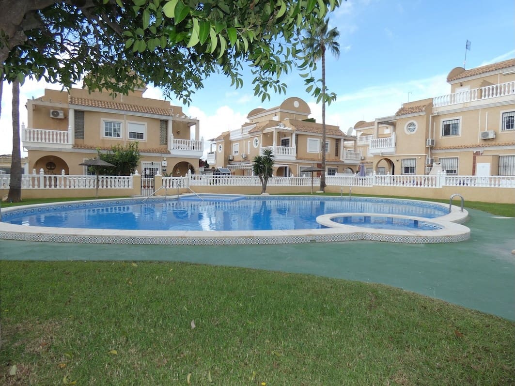 3 makuuhuone Omakotitalo myytävänä paikassa Cabo Roig mukana uima-altaan - 249 995 € (Ref: 10158711)