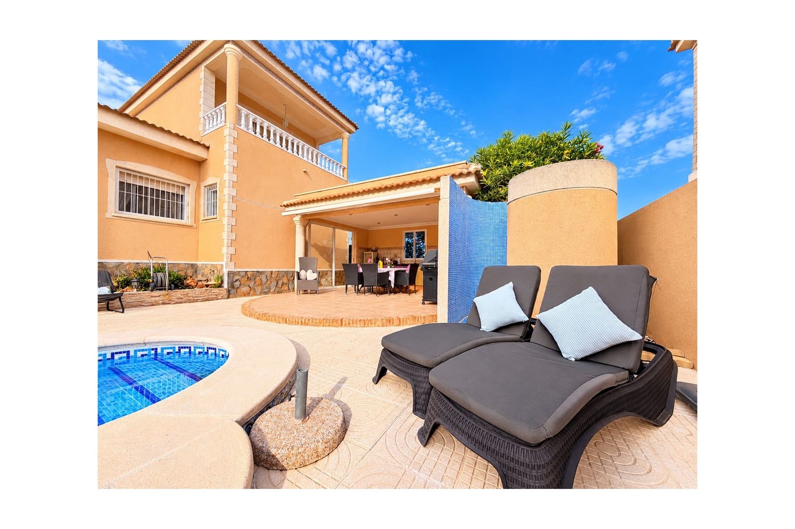 Chalet de 4 habitaciones en Doña Pepa en venta con piscina - 549.995 € (Ref: 10176905)