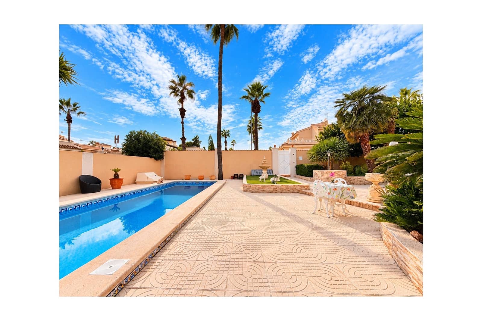 Chalet de 4 habitaciones en Doña Pepa en venta con piscina - 549.995 € (Ref: 10176905)